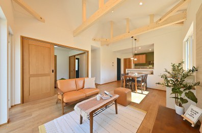勾配天井の自然豊かな平屋の暮らし