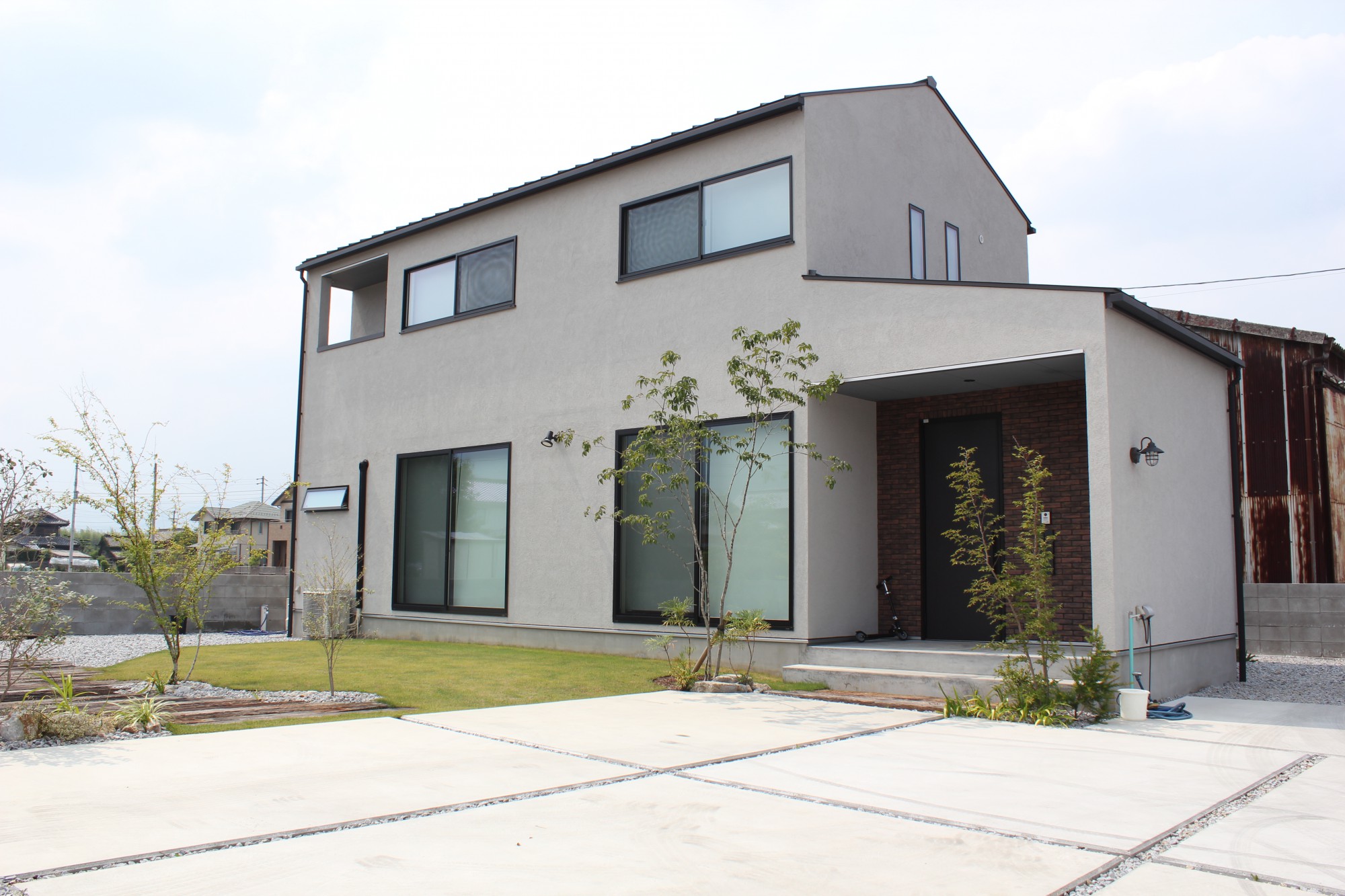 タイル張りのオープンキッチンが映えるのびのび過ごせる大きなリビングのお家 住まいの事例集 間取りが分かる画像が多数掲載 徳島の家づくりはヤマジホームへ