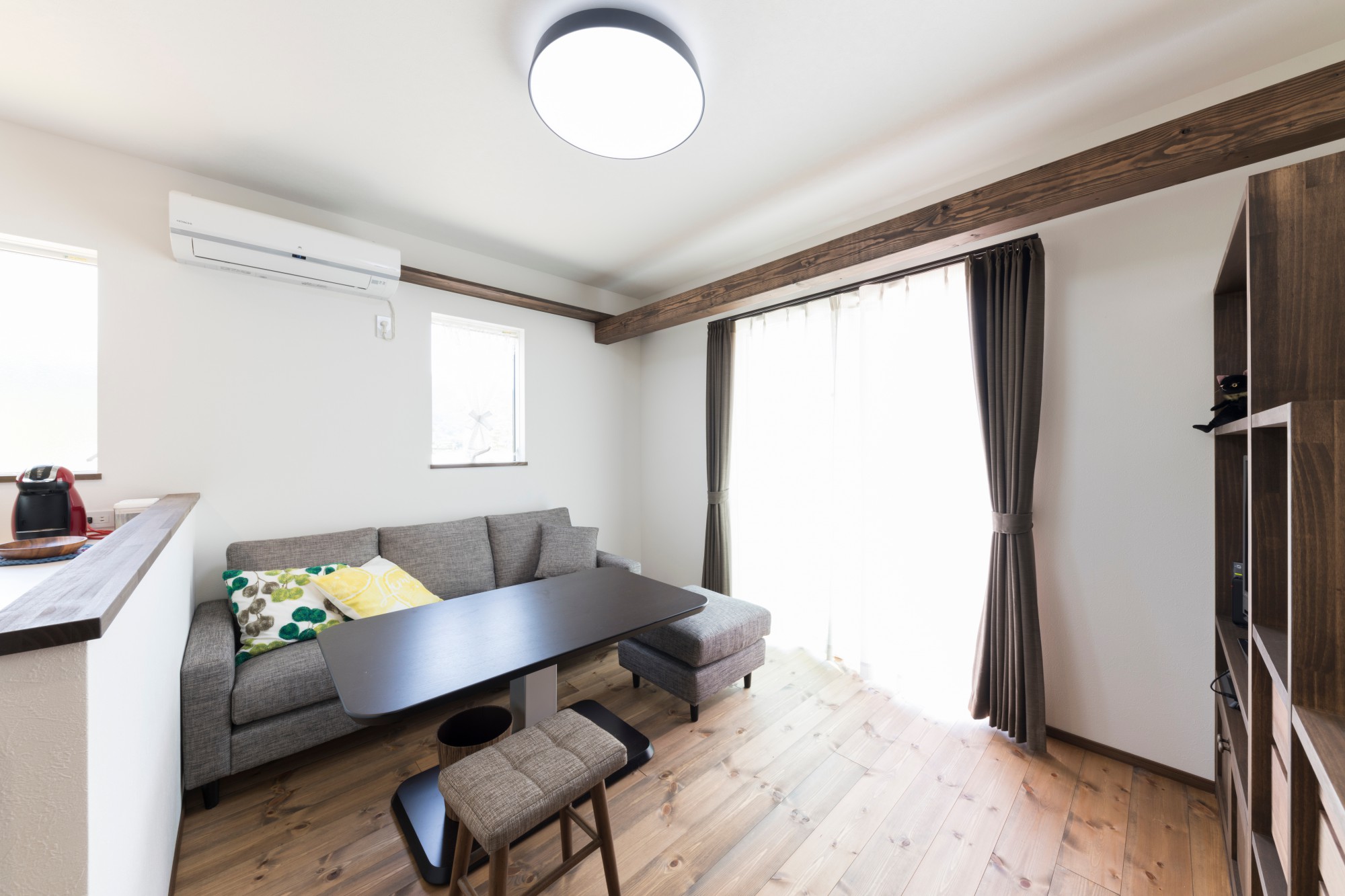 チョコレート色の瓦が可愛い森の中のちいさなお家 住まいの事例集 間取りが分かる画像が多数掲載 徳島の家づくりはヤマジホームへ