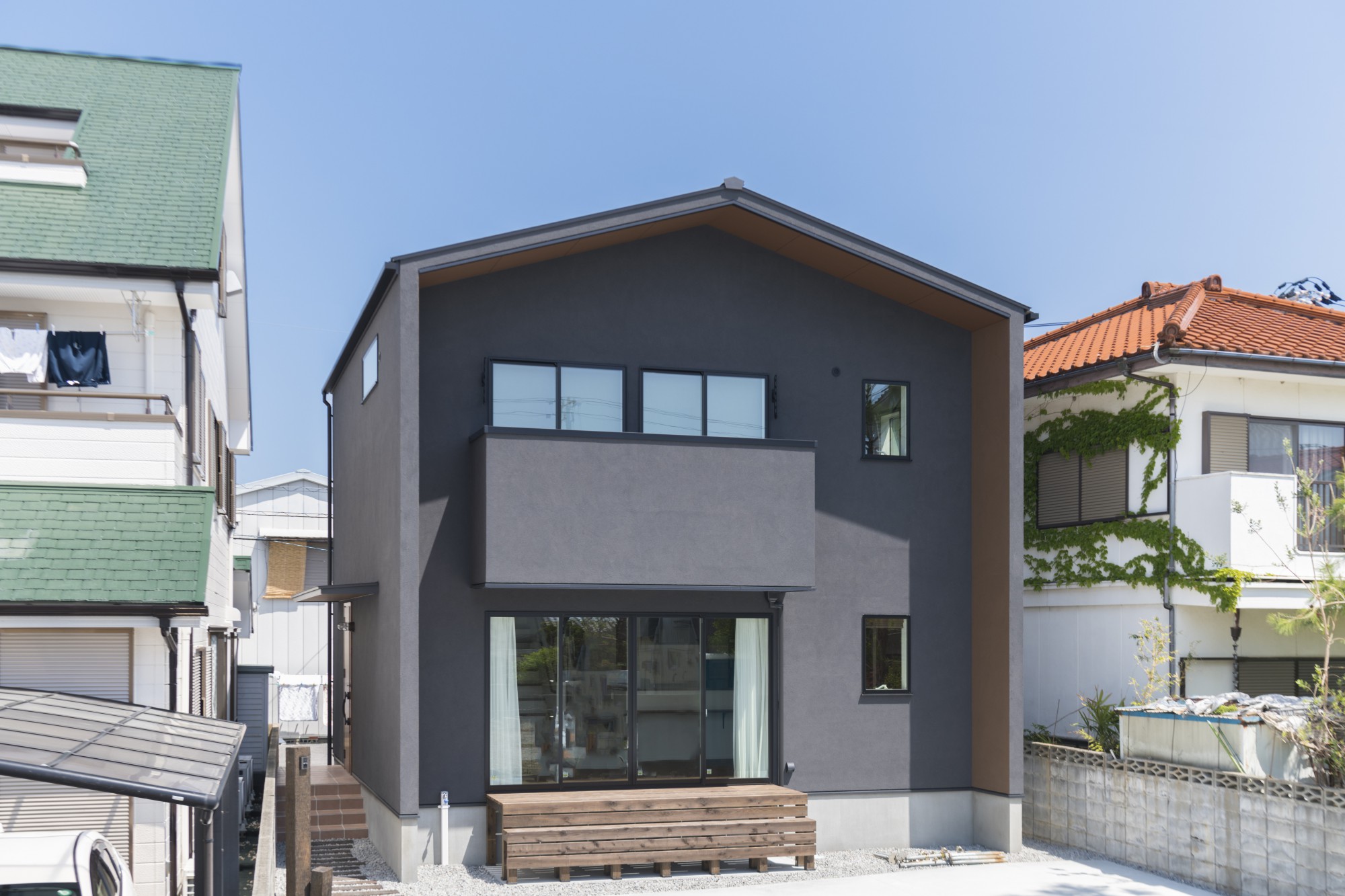 黒い塗り壁のカッコイイお家 住まいの事例集 間取りが分かる画像が多数掲載 徳島の家づくりはヤマジホームへ