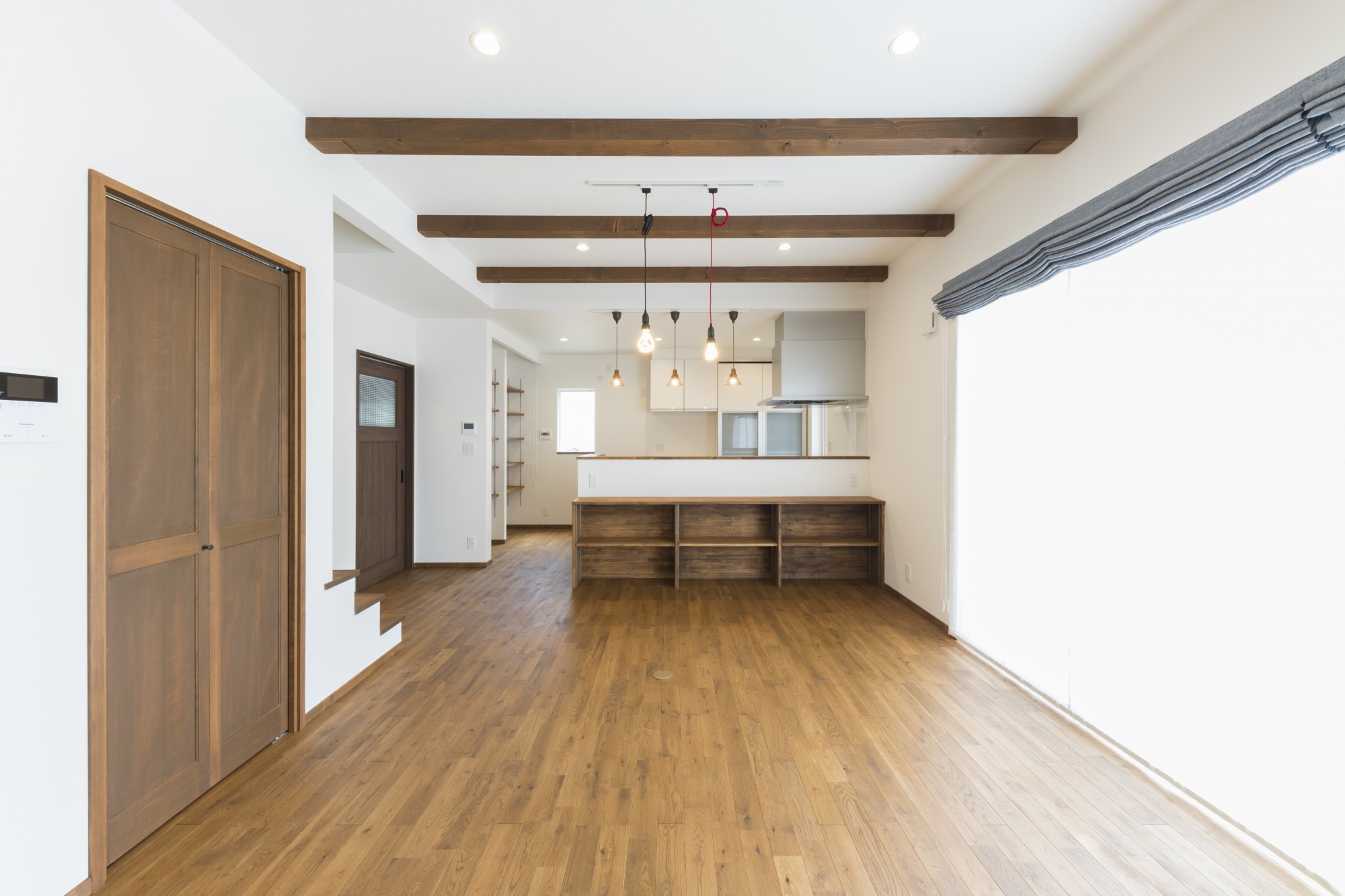 梁表しがオシャレな暮らしやすさいっぱいの白いお家 住まいの事例集 間取りが分かる画像が多数掲載 徳島の家づくりはヤマジホームへ