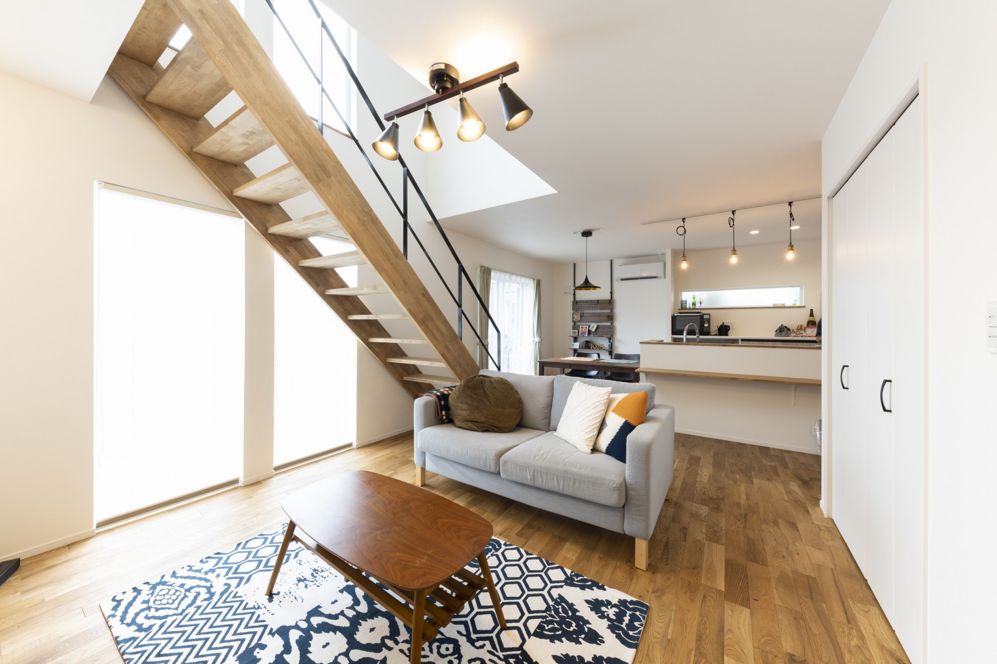 スッキリとした黒の塗り壁が魅力 快適な間取りにこだわったお家 住まいの事例集 間取りが分かる画像が多数掲載 徳島の家づくりはヤマジホームへ