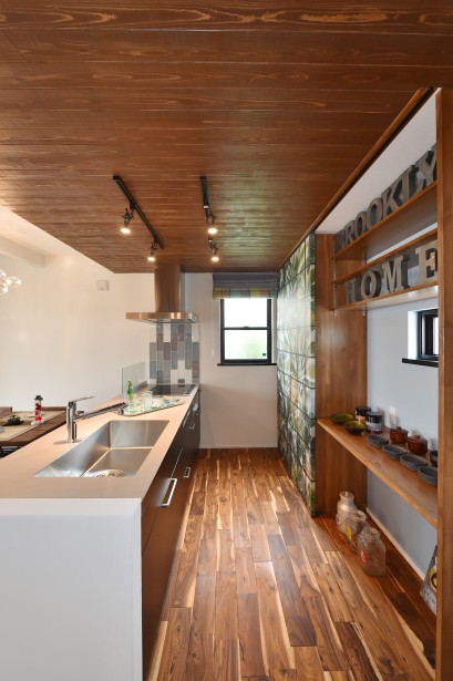 天井のムク板が印象的なオープンキッチン