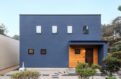 ネイビーの塗り壁と羽目板のアクセントがかっこいいNatural Style