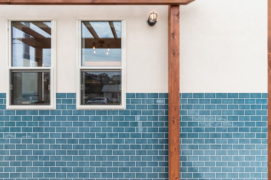 青いタイルの家