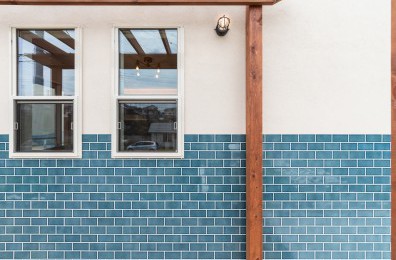 青いタイルの家