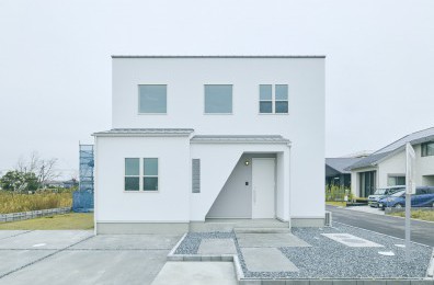 白とグレーを基調とした家